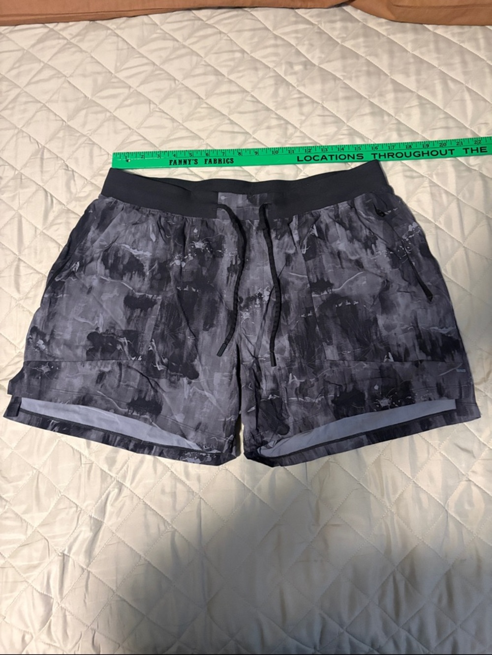 lululemon athletica Men's Athletic Shorts in Charcoal/Black Abstract Print